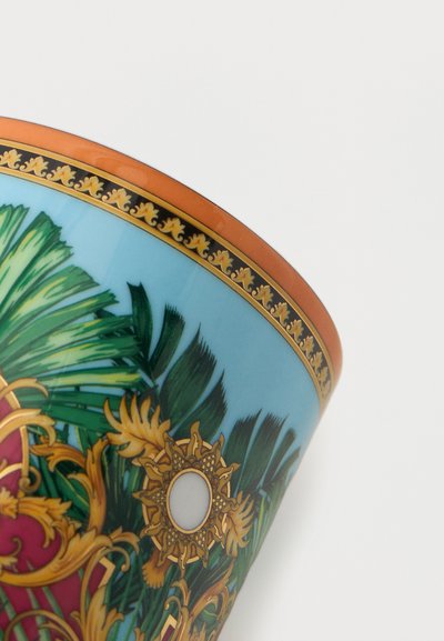 Πορσελάνινο φλιτζάνι με τιρκουάζ φόντο, λεπτομερή πράσινα φύλλα φοίνικα, περίτεχνα μπαρόκ σχέδια σε χρυσό και κόκκινο, και πορτοκαλί χείλος με χρυσές λεπτομέρειες.