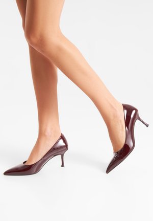 Woden Pumps - cherry