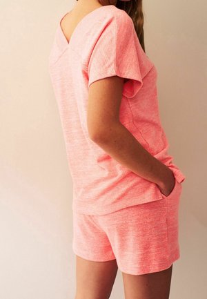 Różowy komplet do domu w melanżowym wzorze, składający się z koszulki o krótkim rękawie z dekoltem w serek i luźnym krojem, w parze z dopasowanymi szortami z kieszeniami.