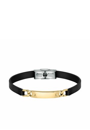 Bracciale in pelle nera con piastra rettangolare in oro e fibbia in argento, progettato per essere indossato al polso con maglie a catena su ogni lato della piastra.