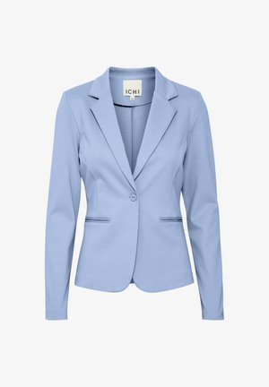 Blazer bleu clair en tissu doux, avec un col cranté, une fermeture à un bouton et deux poches avant avec des finitions contrastées.