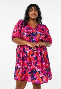 Vestido de manga corta y escote en V con una silueta acampanada. Presenta un vibrante estampado floral en rosa, rojo y azul marino. Tejido ligero.