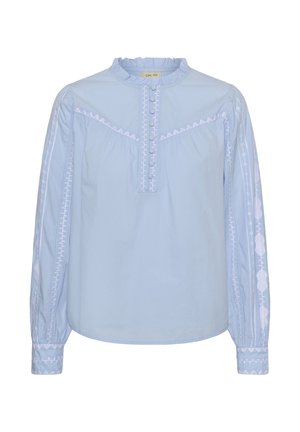 Hele sinine puuvillane pluus padjandatud pikkade varrukatega, volangiga kaeluseauguga, nööbitava esiosaga ja valge tikandiga varrukatel.