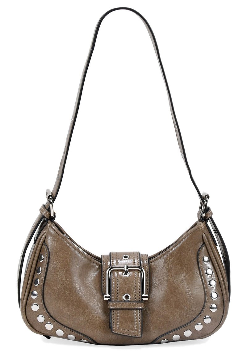 Bolso de mano de imitación cuero marrón con forma curva, correa ajustable, tachuelas plateadas a lo largo del borde y un detalle de hebilla en la parte delantera.