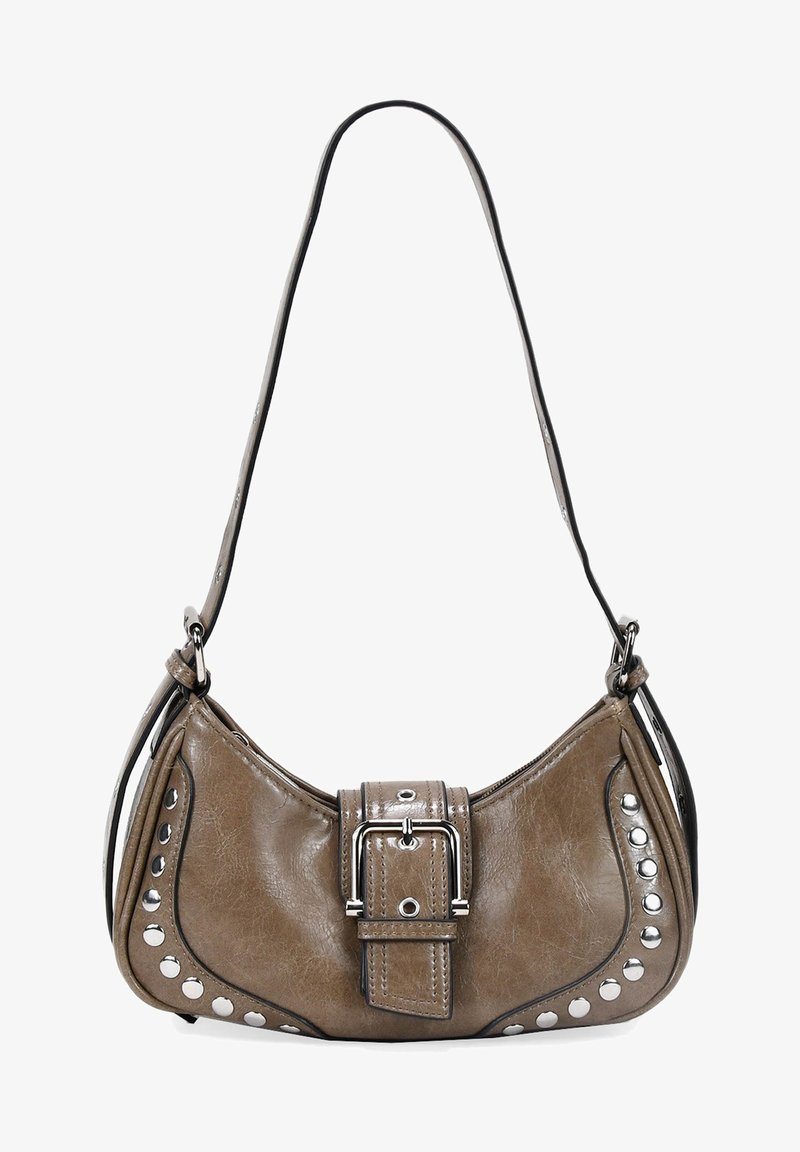 Bolso de mano de imitación cuero marrón con forma curva, correa ajustable, tachuelas plateadas a lo largo del borde y un detalle de hebilla en la parte delantera.