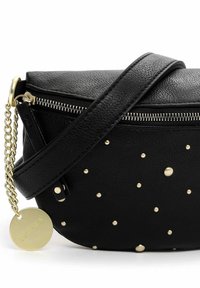 Czarna skórzana torba na ramię z złotymi ćwiekami, zapięciem na zamek błyskawiczny oraz złotym łańcuszkowym paskiem z okrągłą zawieszką.