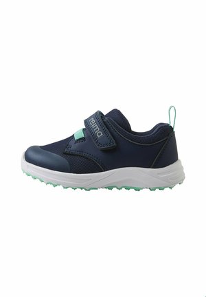 Navyblaue Kinderschuh mit mintgrünen Akzenten, verstellbarem Riemen, Mesh-Obermaterial, Zuglasche und weißer Sohle mit strukturiertem Profil.