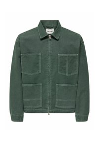 Chaqueta de mezclilla verde con cierre de cremallera, dos bolsillos en el pecho y dos bolsillos frontales adicionales. Detalles de costura en contraste y un cuello clásico.