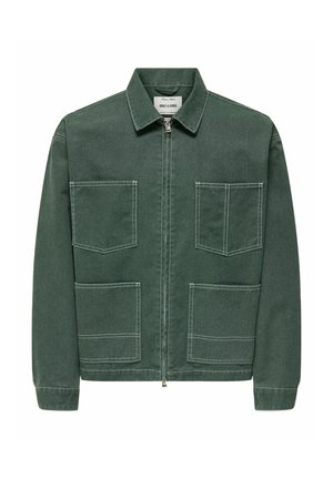 Giacca di jeans verde con chiusura a zip, due tasche sul petto e due tasche frontali aggiuntive. Dettagli di cuciture a contrasto e colletto classico.