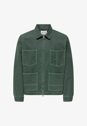 Zeleni denim jakna z zadrgo, dvema žepoma na prsih in dvema dodatnima sprednjima žepoma. Podrobnosti kontrastnega šivanja in klasičen ovratnik.