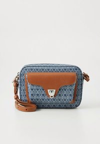 Borsa a tracolla in tessuto a motivo blu con patta e rifiniture in pelle marrone, dotata di fibbia argentata e tracolla removibile.