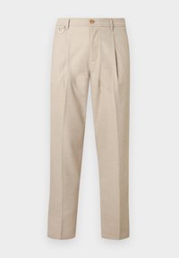 Pantalon beige plissé en tissu texturé, avec une fermeture à boutons, des poches latérales et un accent métallique sur la ceinture.