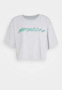 Grå beskuren t-shirt i mjuk bomull. Har överdimensionerade korta ärmar och en djärv, stiliserad grön och blå grafisk text på framsidan.