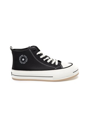 Czarne trampki typu high-top z białą gumową osłoną palców, kontrastowymi przeszyciami, czarnymi akcentami i logo z boku. Białe sznurówki i gumowa podeszwa.