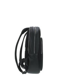 Zaino in pelle nera con un design elegante e strutturato, caratterizzato da due scomparti con zip, spallacci imbottiti e superficie testurizzata.