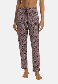 Lila mönstrade pyjamasbyxor med blommönster, med dragsko i midjan. Tillverkade av mjukt material med en avslappnad passform.