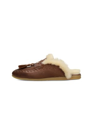 Mocassino slip-on in pelle marrone con fodera in pelliccia crema e nappine, mostrato di lato su sfondo bianco.