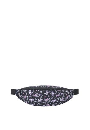 Schwarze Bauchtasche mit Reißverschluss und verstellbarem Riemen mit einem Muster aus Cartoon-Schädeln, Knochen und Herzen in lila und weißen Farben.