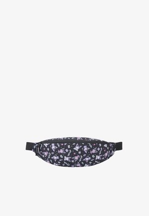 Schwarze Bauchtasche mit Reißverschluss und verstellbarem Riemen mit einem Muster aus Cartoon-Schädeln, Knochen und Herzen in lila und weißen Farben.