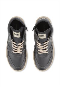 Baskets montantes en cuir noir avec lacets beiges, semelle en caoutchouc et fermeture éclair. Comprend des détails cousus et une étiquette de marque sur la languette.