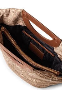 Borsa a tracolla marrone con texture e dettagli in pelle, dotata di una tasca interna con zip e un rivestimento in tessuto a motivi. Manici superiori per il trasporto.