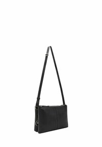 Borsa a tracolla nera in pelle con finitura testurizzata, dotata di chiusura con zip, tracolla regolabile e dettagli in metallo argentato.