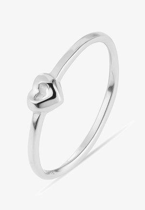 Anello d'argento con un piccolo cuore rialzato, caratterizzato da una forma di cuore ritagliata al centro su una fascia sottile.