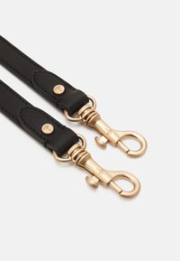 Zwarte leren riem met goudkleurige hardware, inclusief twee draaiklemmen en genietaccenten voor een veilige bevestiging en duurzaamheid.