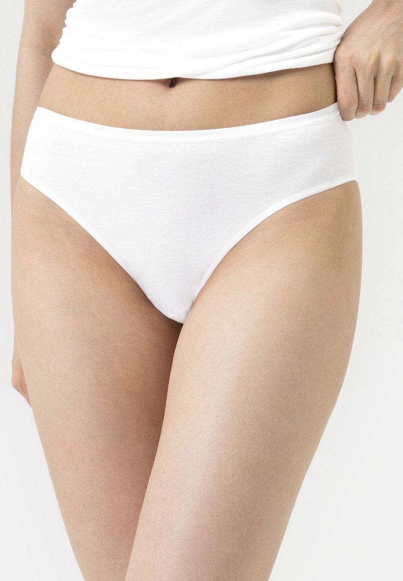Culotte en coton blanc avec un design simple, texture lisse et taille élastique. Convient pour un usage quotidien.