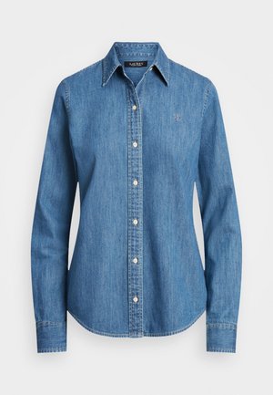 Chemise en jean bleu à manches longues avec boutons, col pointu et petit logo brodé sur le côté gauche de la poitrine.