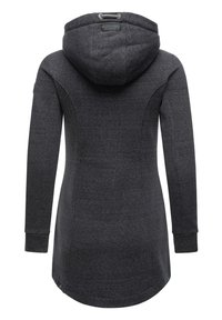 Sudadera larga gris con capucha, que presenta una tela texturizada, costuras laterales y un ligero entallado hacia la parte inferior. Incluye una etiqueta en el cuello.
