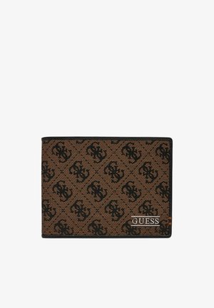 Portefeuille Guess marron et noir à motif avec un logo répétitif et une étiquette métallique Guess dans le coin inférieur droit.