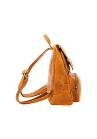 Zaino in pelle tan con spallacci regolabili, tasca frontale con zip e chiusura a patta. Presenta una superficie liscia e bordi arrotondati.
