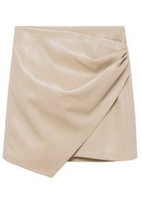 Mini-jupe en simili cuir beige avec un design drapé, présentant des plis diagonaux et une texture lisse et brillante. Détail d'ourlet asymétrique.