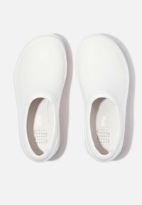 Witte instapschoenen met een gladde, glanzende afwerking. Ronde vorm, geen zichtbare veters en een gestructureerde binnenvoering. Minimalistisch design.