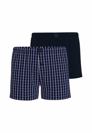 Zwei Herren-Boxershorts, eine dunkelblau mit weiß-beigem Karomuster, eine einfarbig schwarz, beide mit elastischem Bund und vorderer Knopfleiste.