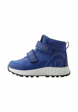 Blaue wasserdichte Kinderstiefel mit zwei verstellbaren Klettverschlüssen, einer strukturierten Oberfläche und einer weißen, gemusterten Gummisohle für guten Halt.
