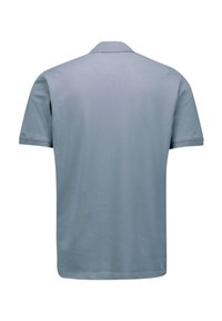 Lichtblauwe polo met korte mouwen en een kraag, gladde textuur en zonder zichtbare patronen of versieringen.