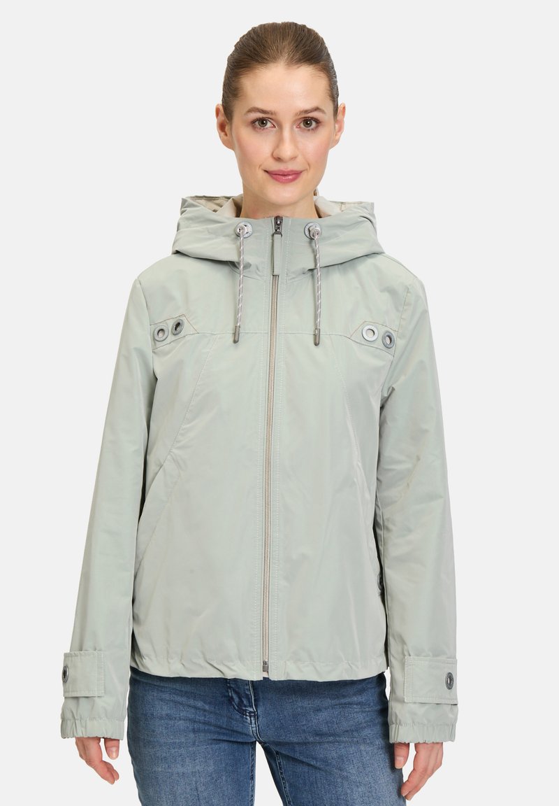 Veste imperméable vert clair avec capuche, dotée d'une fermeture éclair à l'avant, de boutons-pression aux poignets et d'accents en métal décoratifs.