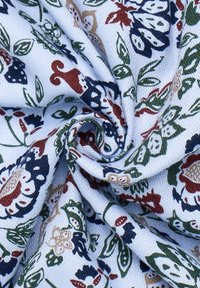 Tessuto decorato con motivi floreali in blu, rosso, verde e beige su uno sfondo azzurro chiaro con una delicata trama a spina di pesce.