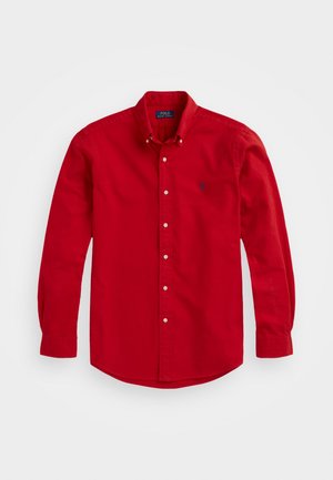 Camicia rossa a maniche lunghe con bottoni, realizzata in cotone. Presenta un colletto classico, orlo arrotondato e un piccolo logo ricamato sul petto.