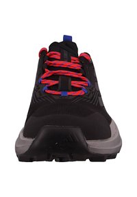 Czarne buty sportowe z czerwonymi i niebieskimi wzorzystymi sznurowadłami, z szarym spodem i teksturowaną cholewą dla lepszego uchwytu i wsparcia.