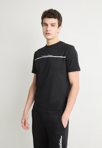 Calvin Klein - SPLIT LINE LOGO - Print T-shirt - black Thumbnail Image 1