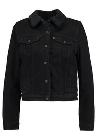 Czarna dżinsowa kurtka z futrzanym kołnierzem, zapięciem na guziki, dwiema kieszeniami na piersi oraz krótkim krojem i długimi rękawami. Miękka w dotyku.