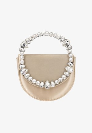 Bolso de satén beige con un diseño curvo, que cuenta con un asa adornada con cristales transparentes en forma de lágrima y detalles circulares.
