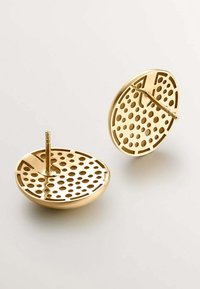 Pendientes de oro en forma de aro con un diseño perforado que presenta agujeros de diversos tamaños. Textura suave con un acabado pulido y cierre de varilla.