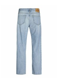 Jeans de denim azul claro con corte recto, dos bolsillos traseros y un parche de cuero marrón con el logo en la cinturilla.