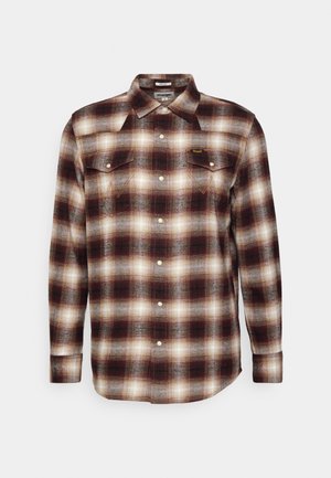 Camicia a maniche lunghe a quadri marrone, beige e crema, con bottoni, due tasche sul petto e colletto appuntito, etichetta del marchio Wrangler sulla tasca sinistra.