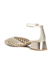 Zapato de tacón alto metálico dorado tejido, con punta cerrada, correa en el tobillo y un tacón grueso plateado; presenta un diseño superior con patrones.