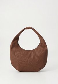 Barna szőtt műbőr táska lógós, lekerekített formával és egy vastag, egykaros fogantyúval. Simas textúrájú, fényes felülettel.